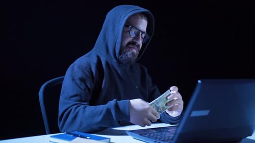 Hacker contando dinheiro sujo.