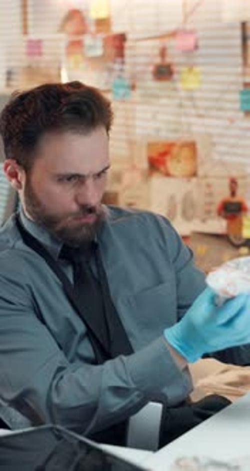 Beweise, Inspektion und Detektiv oder Mann auf der Polizeistation zur Untersuchung