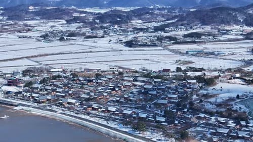 Vista aérea da vila de Snowy Jupo Hanok e da estrada costeira de Hampyeong