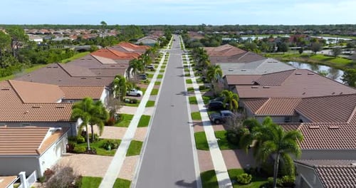 Premium-Wohnsiedlung in den USA Teure Häuser zwischen grünen Palmen im Südwesten