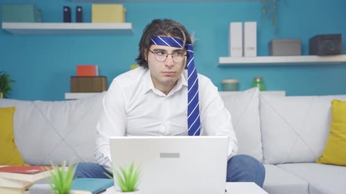 Un hombre divertido que trabaja duro y se concentra en su trabajo.