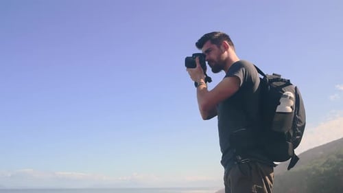 Image de caméra, ciel bleu et nature, homme, prise de vue, bien-être en plein air, vue de randonnée