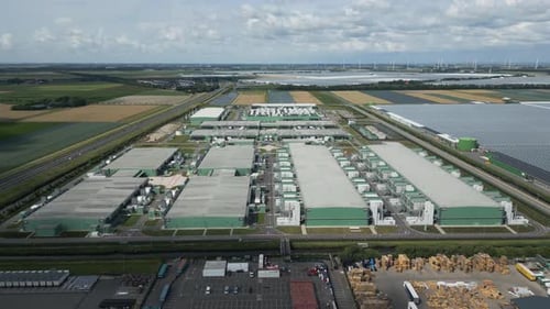Vista aérea de uma grande instalação de data center com infraestrutura de servidores na Holanda - Agriport