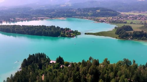 vue aérienne du lac de Faak dans les montagnes en Autriche au lever du soleil