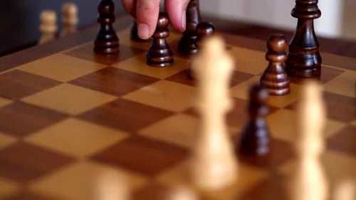 Yuriy Schachfiguren. Schachbrett aus einem harten Strategie-Logikspiel.
