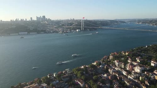 Istanbul mit Blick auf die Bosporus-Brücke