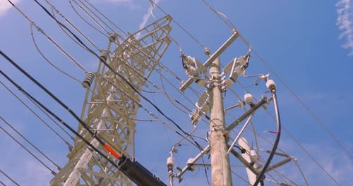 Vista de ángulo bajo mirando hacia arriba a las líneas eléctricas