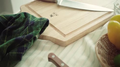 Dolly Shot de mesa de chef con cuchillo y comida