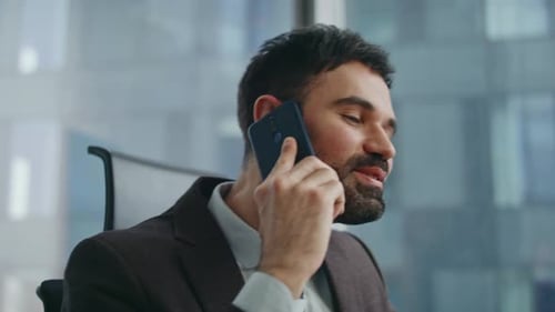 Banker bespricht Deal, Telefongespräch im Büro, Nahaufnahme, Telefongespräch mit dem Manager