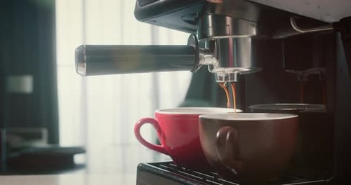Fließender frisch gemahlener Kaffee, der morgens gerösteten schwarzen Kaffee trinkt