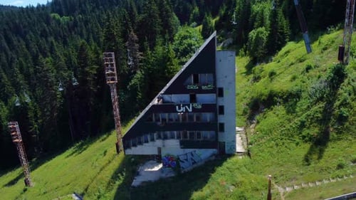 Montée et descente d'une remontée mécanique à Igman, sauts olympiques sur la montagne d'Igman à Ilidza, Sarajevo, Bosnie