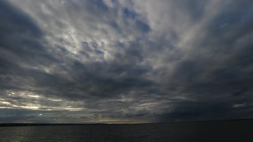 Nuvens escuras bloqueiam o sol antes de uma forte tempestade tropical e furacão no oceano