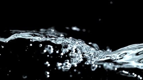 Superzeitlupen-Wasserwellen mit Luftblasen, gefilmt auf einer Hochgeschwindigkeitskamera mit 1000 Bildern pro Sekunde