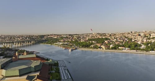 Istambul, Turquia, centro de congressos de baixo sobrevoo aéreo v44 através do estuário do chifre dourado em direção a Nişanca ne