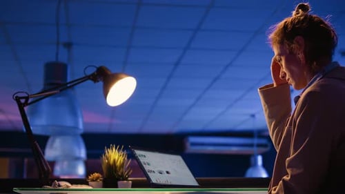 Empregado corporativo analisando relatório financeiro