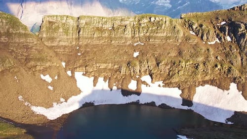Vue aérienne du lac Haxeseewli dans les Alpes suisses