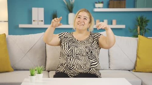 Glückliche tanzende Frau voller Freude.