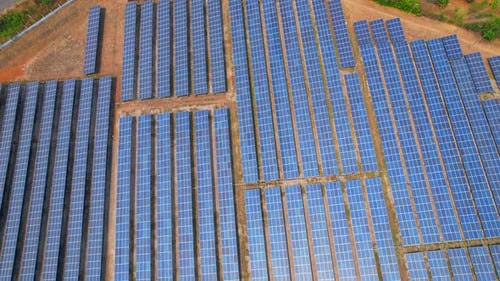 Luftbilddrohne zeigt Reihen angeordneter Sonnenkollektoren