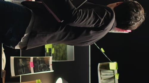 Un inspecteur détective vidéo vertical lit une affaire pénale