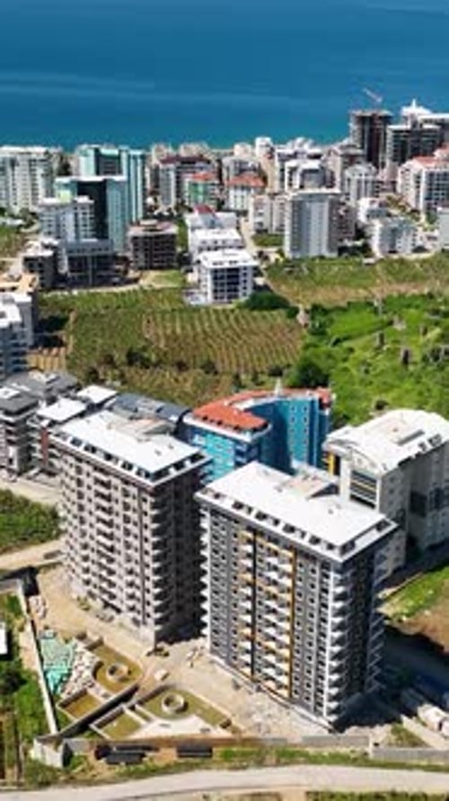Vídeo vertical: Expedición aérea a una obra de construcción de gran altura para experimentar la construcción