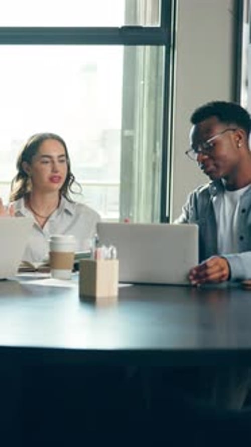 Gens d'affaires, ordinateur portable et réunion au bureau avec discussion, délégation de tâches et planification