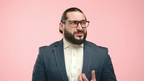 Empresario perplejo en traje preocupado por la decisión, tono rosa