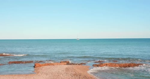 Filmaufnahmen des Meeres und der Skyline oder des Horizonts an einem Sommertag. Schönes Segelboot in der D