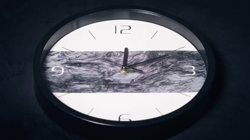Runde Wanduhr: Dreht die Zeiger im Zeitraffer