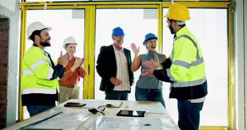 Arquitetura, equipe e comemoração com elogios, sucesso e aplausos da aprovação do desenvolvimento