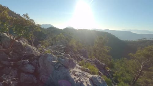 Natureza deslumbrante da costa sul da Turquia com uma enorme cordilheira