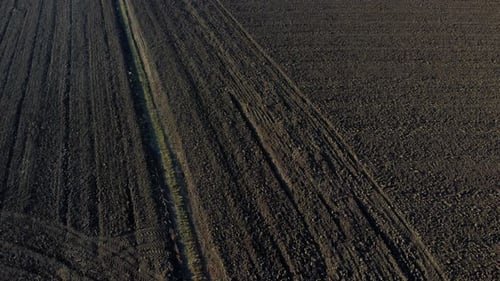 Paysage de terres labourées sur un champ agricole par une journée ensoleillée d'automne