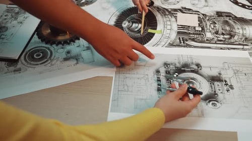 Processo criativo de projeto mecânico com desenhos técnicos e engenharia para
