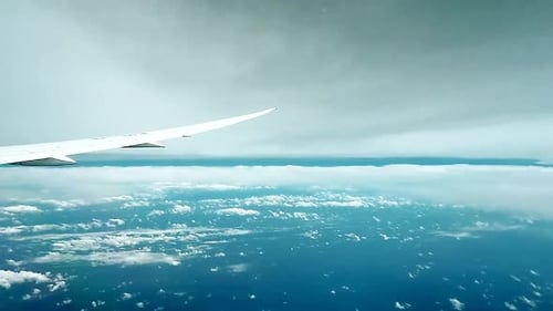 Voando por nuvens espetaculares em um avião comercial nas férias (timelapse)