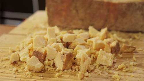 Queso parmesano rallado en el mercado de alimentos Parmigiano, pequeña pila molida, tradicional italiano duro