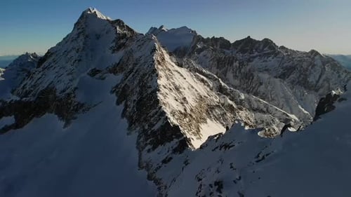 Vue panoramique sur la chaîne de montagnes enneigée