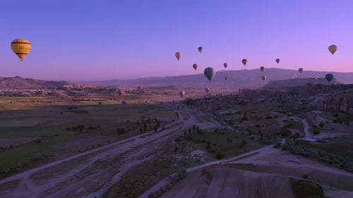 Ein Ballon fliegt über Kappadokien und schießt von einer Drohne aus in