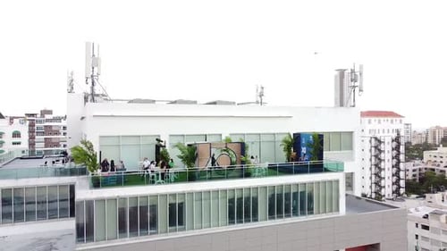 Voo de drone de 180º com vista para o piso do evento: ALTICE santo domingo