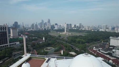 Luftaufnahme des Stadtbildes von Jakarta mit Nationaldenkmal und Istiqlal-Moschee