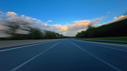 Zeitraffer einer Straßenfahrt entlang der Autobahn, Frontansicht auf die Straße und die umliegenden Landschaften, Bäume