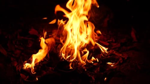 Incendie brûlant vigoureusement à cause d'une substance localisée