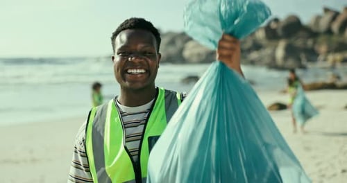 Retrato, playa y hombre negro con una bolsa de basura, medio ambiente y cambio climático con plástico