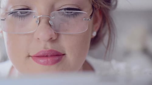 Attraktive junge blonde Frau mit Tablet-Computer-Touchscreen
