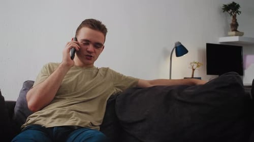 El chico habla nerviosamente por teléfono expresando una sensación de nerviosismo y tensión