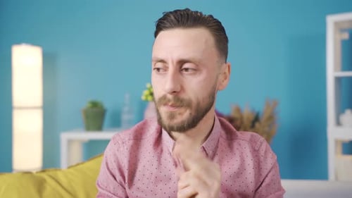 Gestresster Mann macht sich Sorgen und kann nicht verwirrt denken.