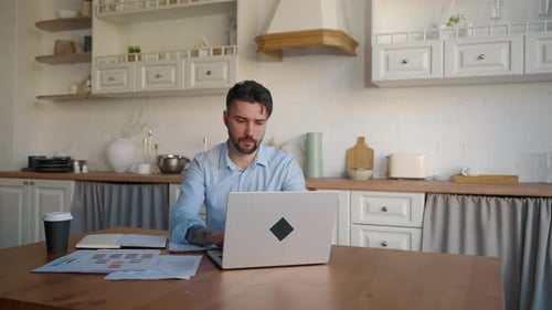 Empresario serio trabajando en casa Retrato de un adulto, pensativo, empresario, gerente, empresario