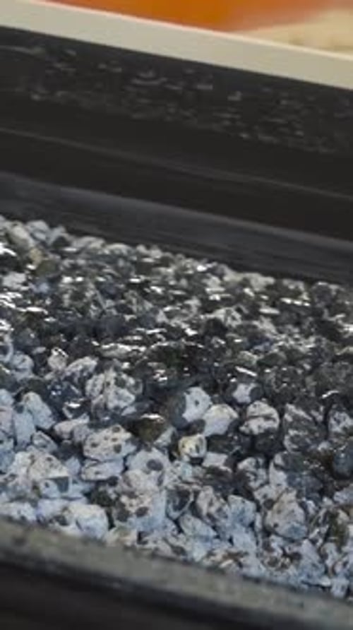 Un montón de carbón se mueve sobre una cinta transportadora en la fábrica Vídeos de archivo Procesamiento de materias primas o carbón en