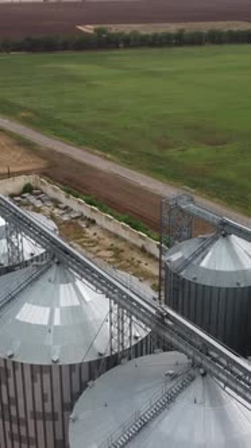 Getreideaufzug Metall-Getreidesilo in der landwirtschaftlichen Zone Landwirtschaft Lagerung für Ernte und Getreide in