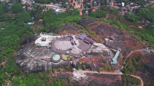 Le parc naturel de Jatayu a la particularité de posséder la plus grande sculpture d'oiseaux au monde, qui représente J.