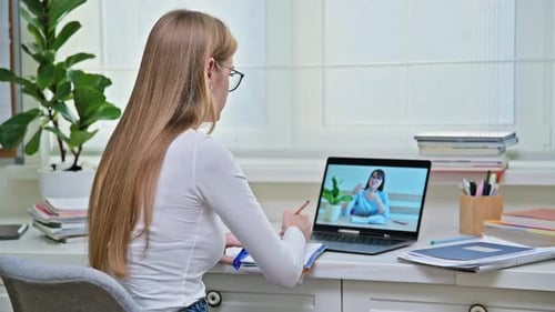 Teenager-Mädchen studiert Online-Studentin beim Videoanruf mit dem Lehrer