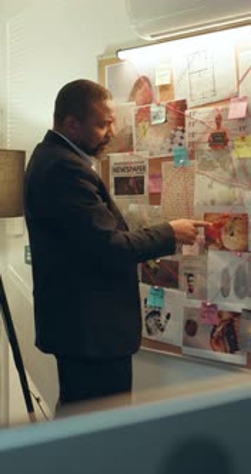 Detektiv, Leserin und Mann mit Tafel, Polizeistation und Hinweisen zur Mordermittlung